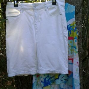 🌞 Simply styled white summer shorts